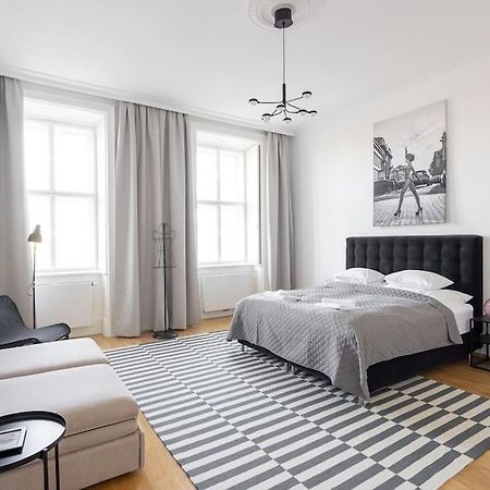 Franz 24 - Typical Viennese Apartment In The Heart Of Wien Exteriör bild
