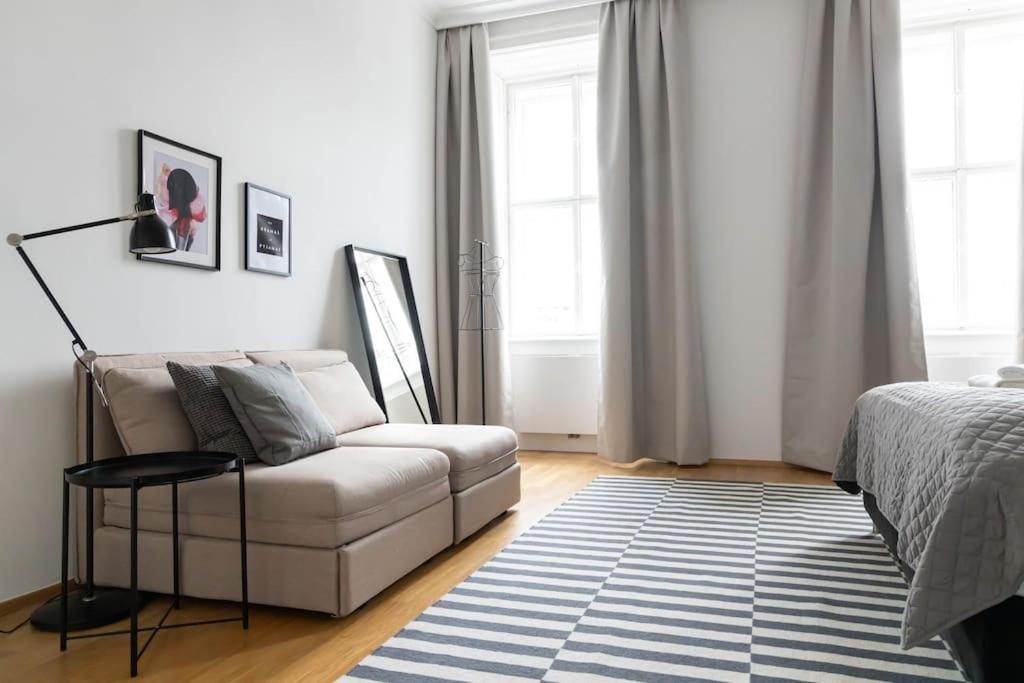 Franz 24 - Typical Viennese Apartment In The Heart Of Wien Exteriör bild
