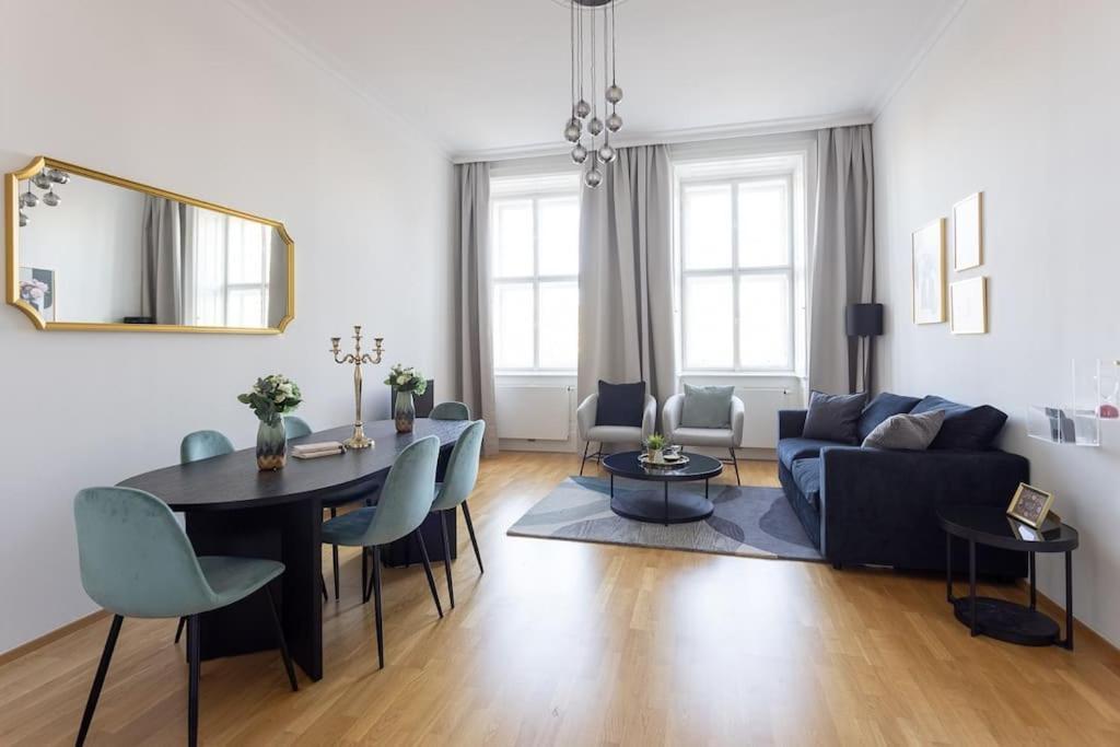Franz 24 - Typical Viennese Apartment In The Heart Of Wien Exteriör bild