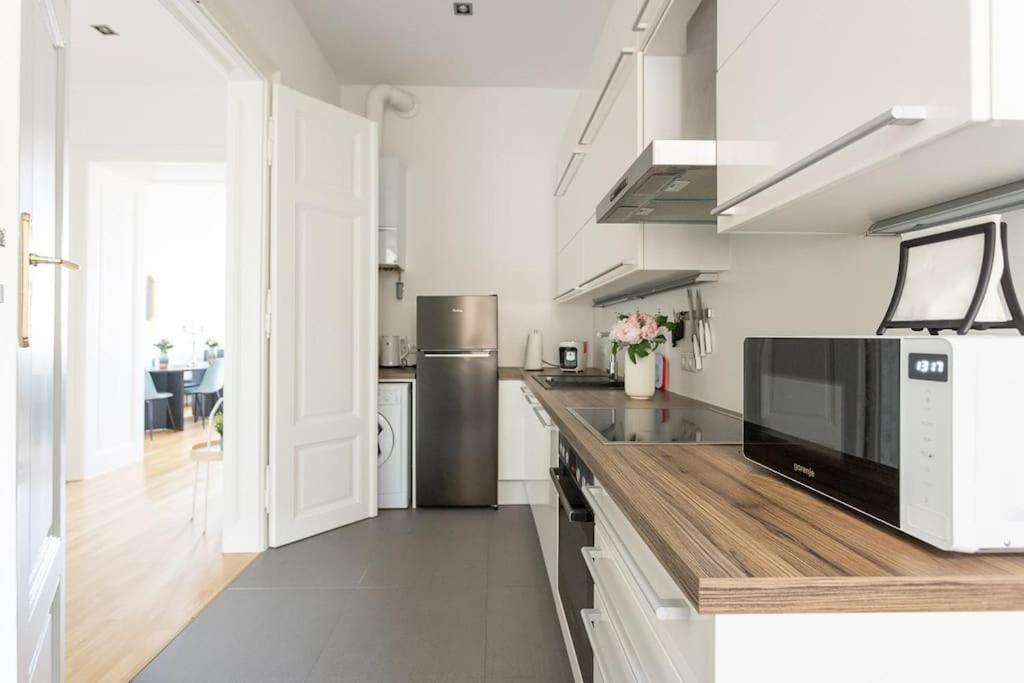 Franz 24 - Typical Viennese Apartment In The Heart Of Wien Exteriör bild