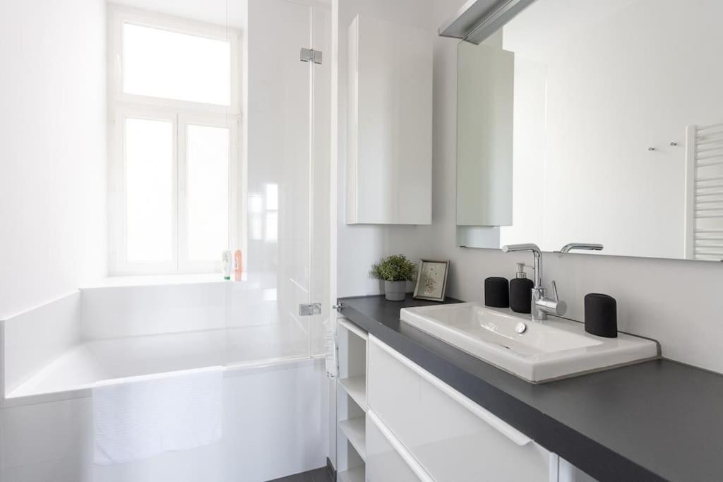 Franz 24 - Typical Viennese Apartment In The Heart Of Wien Exteriör bild